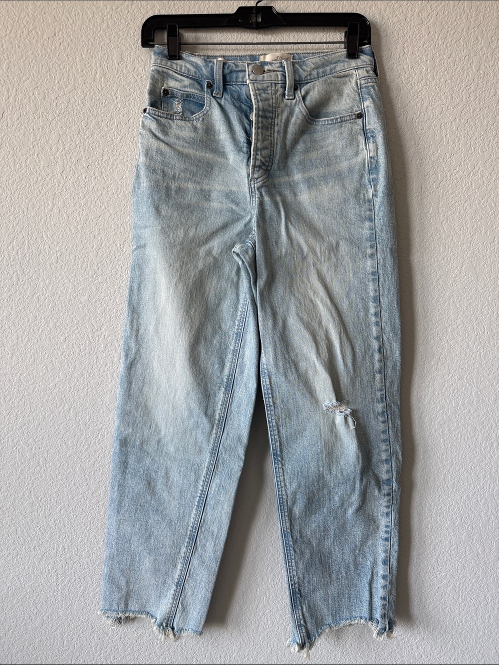 Universal Thread Light Wash High Rise Straight-Leg Jeans with Distressed Knee